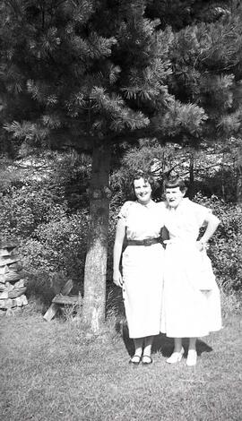 Femme inconnue Vachon Louisette devant le pin dans la cour d'Arthur Vachon