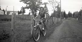 Vachon Rollande à bicyclette Maison de Pierre Vachon (Pit) en arrière plan