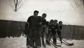Cinq joueurs d'hockey en ligne sur une patinoire