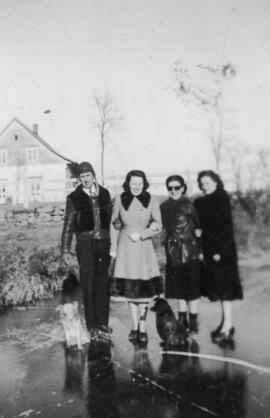 Quatre personnes sur une patinoire