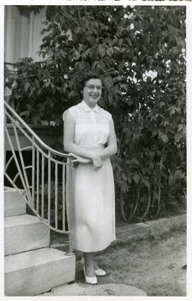 Irma Vohl devant la maison de ses parents