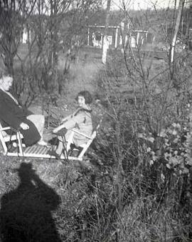 Une femme et une fillette dans une balançoire