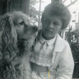 Petite fille et Zita le chien