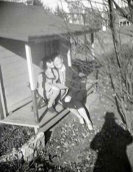 Une femme et une fillette sur une galerie