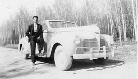 Un homme et une voiture complètement blanche