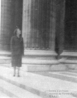 Femme en voyage près d’un bâtiment