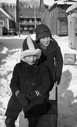 Deux enfants dans la neige