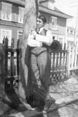 Un homme à couder sur un arbre