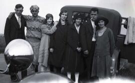 Quatre femmes et trois hommes appuyés à l'arrière d'un camion