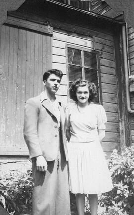 Un homme et une femme dehors derrière une maison