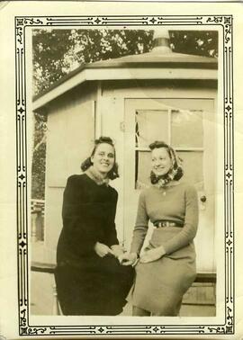 Deux jeunes femmes dans un jardin