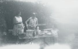 Femmes qui font à manger dehors
