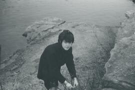 Une personne sur un rocher près de l'eau