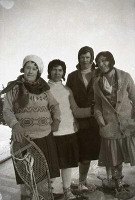 Quatre femmes inconnues en raquettes