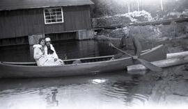 Deux femmes et un homme en canot