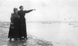 Deux femmes pointant l'eau