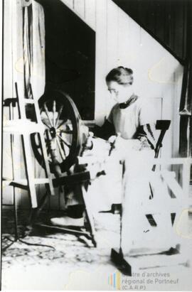 Vieille filant au rouet