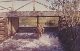 Homme dans un barrage