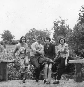 Quatre personnes sur un pont