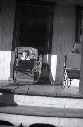 Un enfant dans une chaise berçante