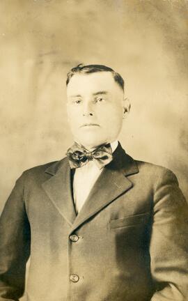 Photo Homme inconnu avec nœud papillon