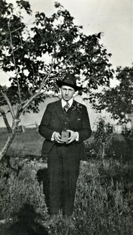 Adrien Vohl avec appareil photo pointant Yvonne L'Écuyer