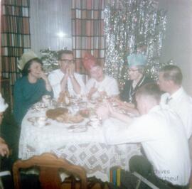Réveillon de Noël à la table à manger
