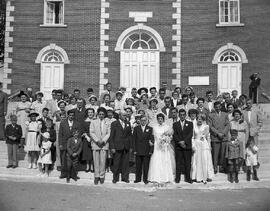 Groupe mariage extérieur église