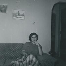 Femme sur un canapé