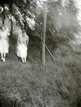 Deux fillettes sur une balançoire