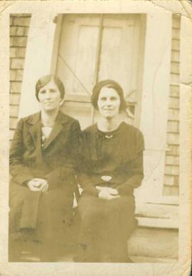 Deux femmes sur le perron