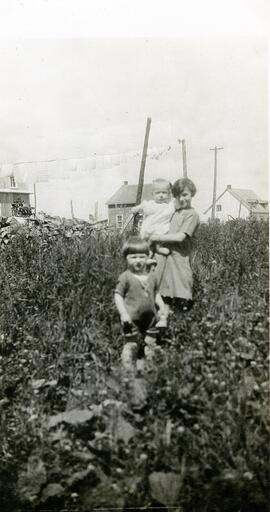 Corinne L’Écuyer avec ses neveux Paul-Eugène et Justin Vohl