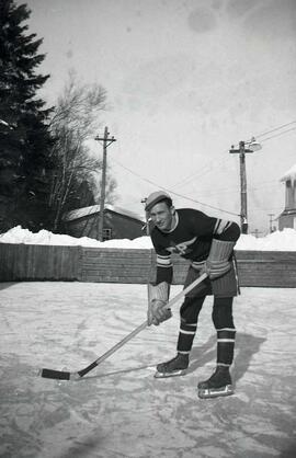 Vachon Adélard habillé en joueur d'hockey sur la patinoire de Chute Panet