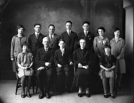 Famille de 12 membres 5 femmes et 5 hommes en studio