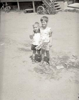 2 enfants au Lac Sept-Îles