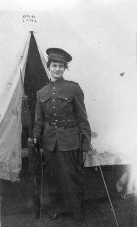 Une femme en habit militaire