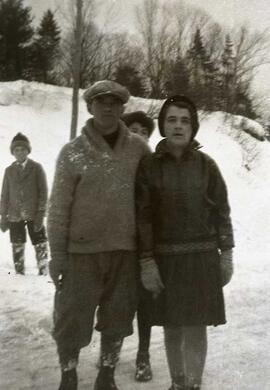 Quatre personnes inconnues en hiver