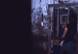 Divers – muséobus - visite ferme (étable) dame et enfant
