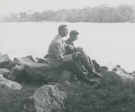 Deux hommes assis sur des roches