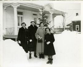 Fleurette, Claudine, Irma et Sylvie Vohl devant la maison familiale