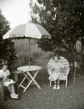 Deux fillettes à l'extérieur