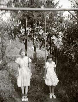 Deux fillettes sur une balançoire