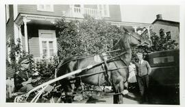 Anthyme Dussault dirigeant un cheval devant la maison de Fortunat Vohl