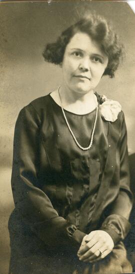 Photo Femme inconnue avec fleur en boutonnière