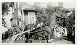 Cheval de course avec son conducteur devant la maison de Fortunat Vohl
