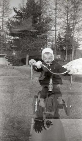 Bédard Diane en tricycle dans la cour d'Arthur Vachon