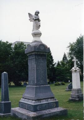 Monument à la mémoire de M.A. Grandbois dans le cimetière de Saint-Casimir