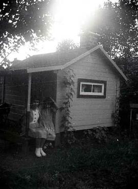 Deux fillettes à l'extérieur