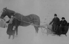 Deux personnes dans un traîneau tiré par un cheval