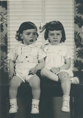 Deux petites filles ( Julie et Yvon )